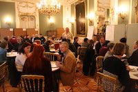 Menschen sitzend um Tische in der Hofburg