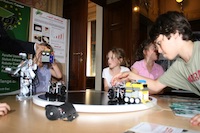Kinder beim Experimentieren