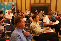 Menschen sitzen in einem Zuschauerraum