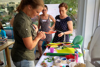 Erwachsene basteln mit bunten Materialien