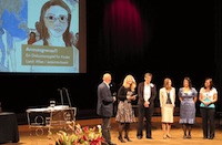 6 Personen stehen auf der Bühne