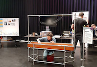 2 Personen in einem Raum, die experimentieren