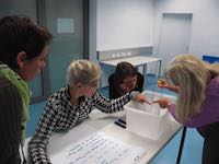4 Erwachsenen experimentieren