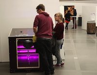 2 Personen bei einer Ausstellung