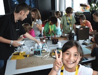 Kinder und Erwachsene experimentieren gemeinsam