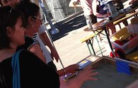 Personengruppen bei einem Markstand