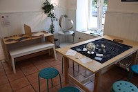 Ein Raum mit 2 Tischen und aufgebauten Stationen