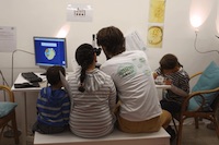 3 Personen sitzen auf einer Bank und experimentieren