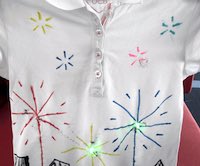 Ein weißes T-Shirt mit elektrischen Leuchtelementen
