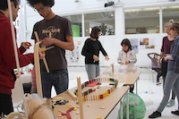 KInder beim Bauen einer Kettenreaktionsmaschine