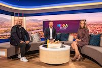 Ein Fernsehstudio mit 3 Teilnehmenden auf einem Sofa