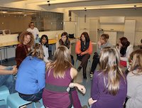 eine Gruppe von Frauen sitzt im Kreis und diskutiert