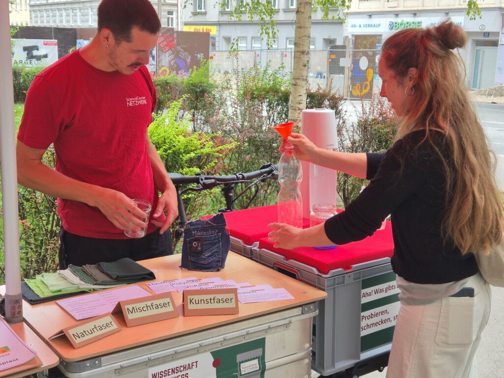 2 Personen an einem Marktstand
