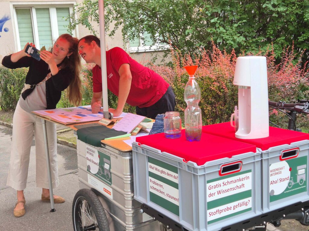 2 Personen an einem Marktstand