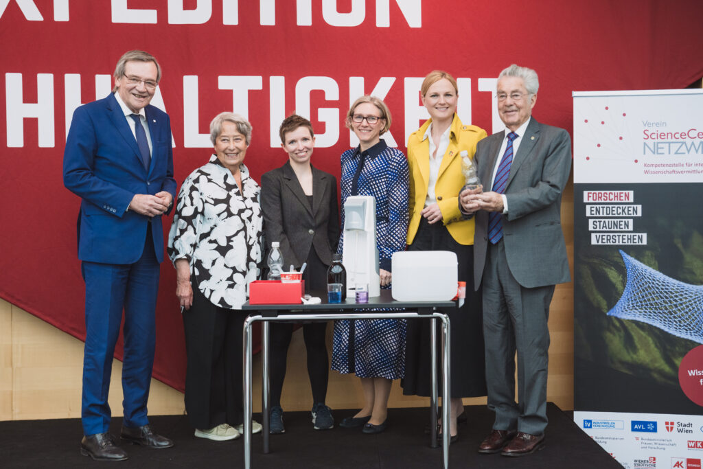 Mehrer Personen am Podium